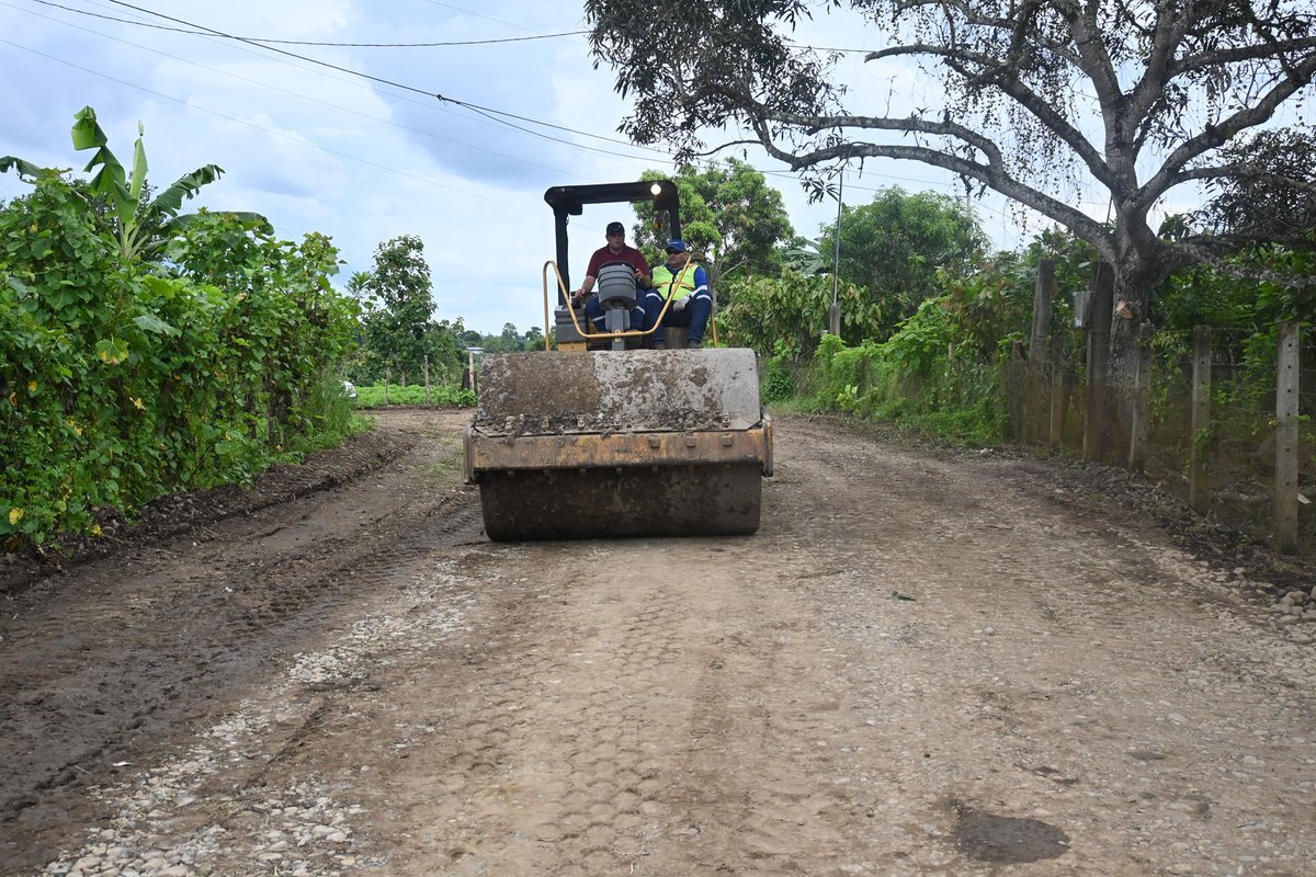 Mejoran el camino hacia El Guabo en El Empalme con nueva capa asfáltica