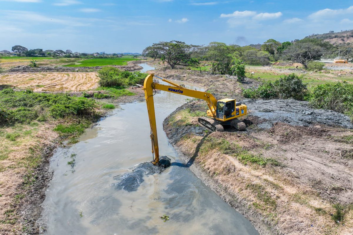 Alcaldía de Daule limpia canal en Sabanilla como parte de prevención contra inundaciones