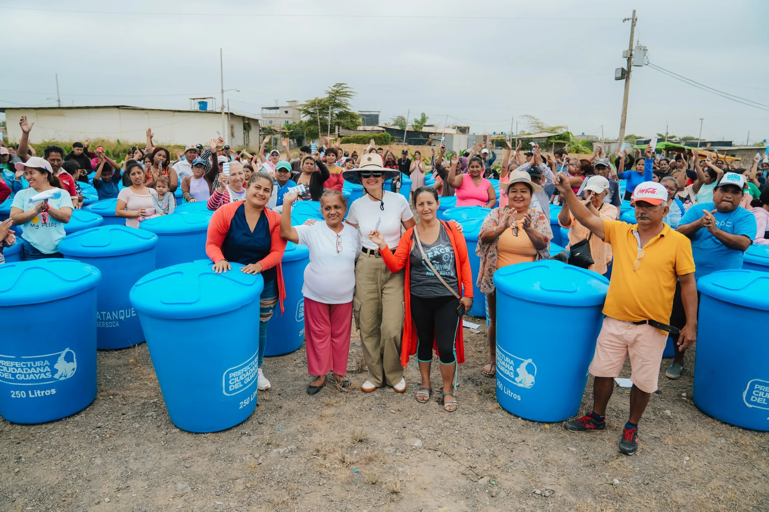 Prefectura del Guayas entrega 200 tanques con tapa en Una Sola Fuerza, Durán