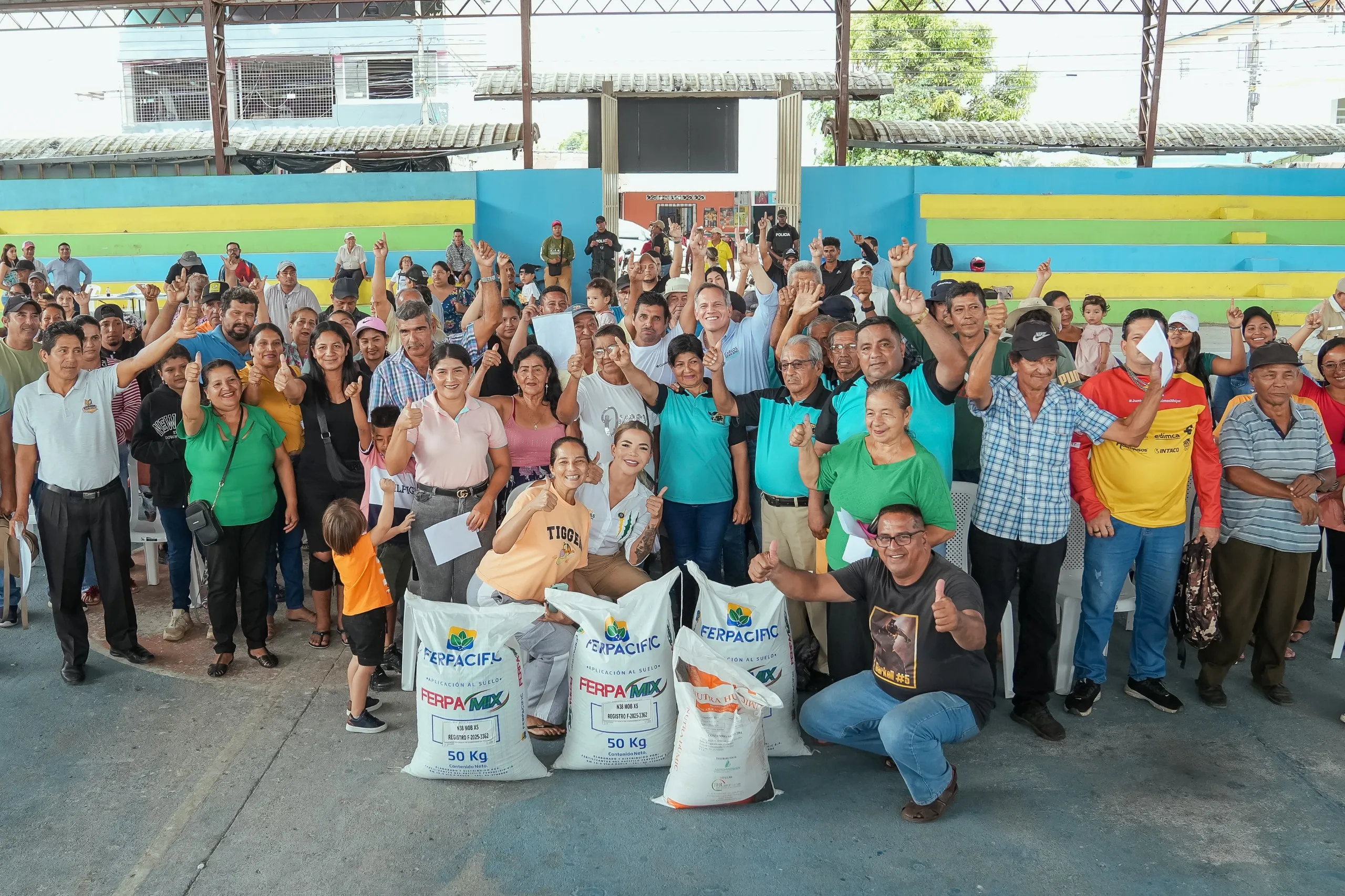 Prefectura entrega insumos a 200 bananeros en Simón Bolívar tras desborde del Milagro