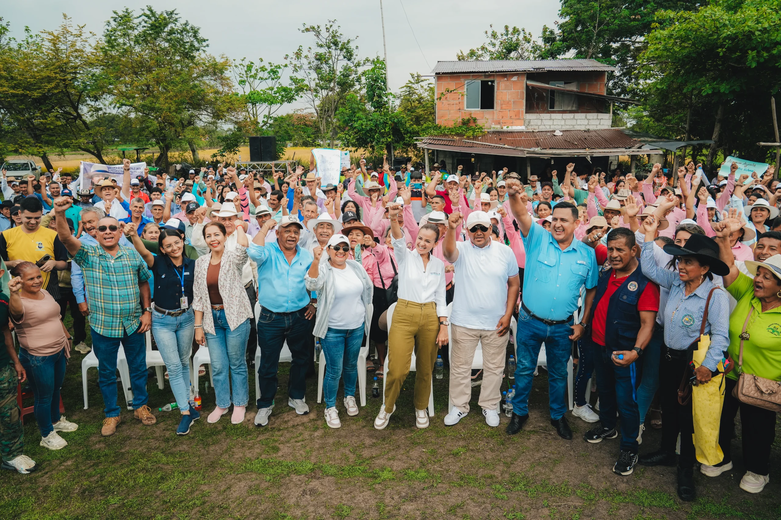 Prefectura del Guayas entrega asfalto en Salitre para conectar a agricultores