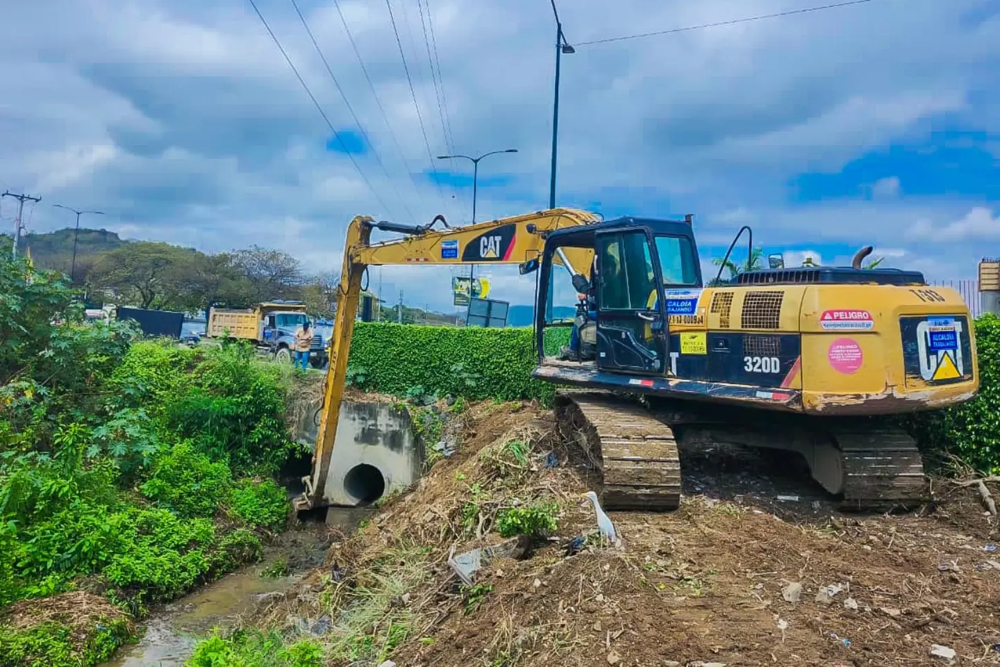 Alcaldía de Daule limpia canal en Murano para reducir riesgo de inundaciones