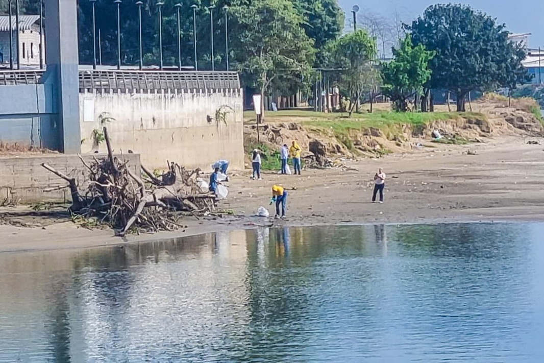 Minga ambiental limpia riberas del río Daule con apoyo de Alcaldía y EMAPA