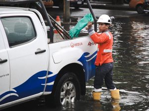 Lluvia extrema en Guayaquil: 13 millones de metros cúbicos de agua colapsaron calles