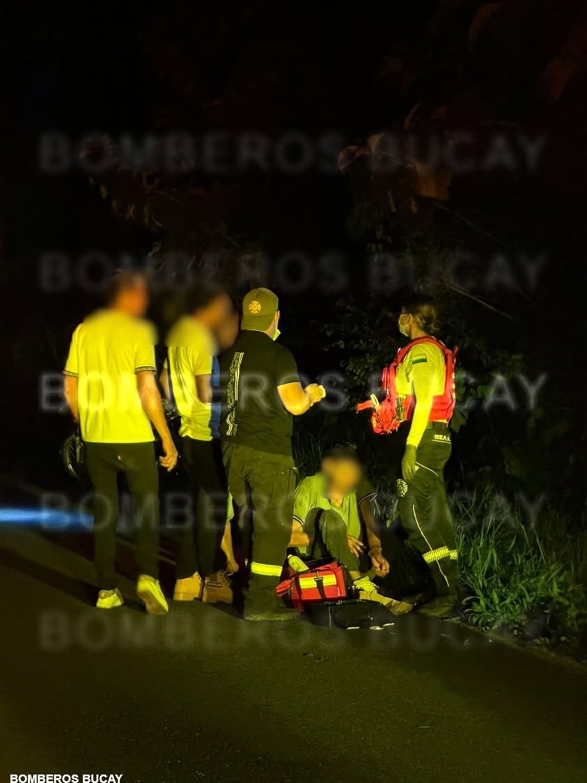Bomberos de Bucay atienden motociclista accidentado en vía a Naranjito