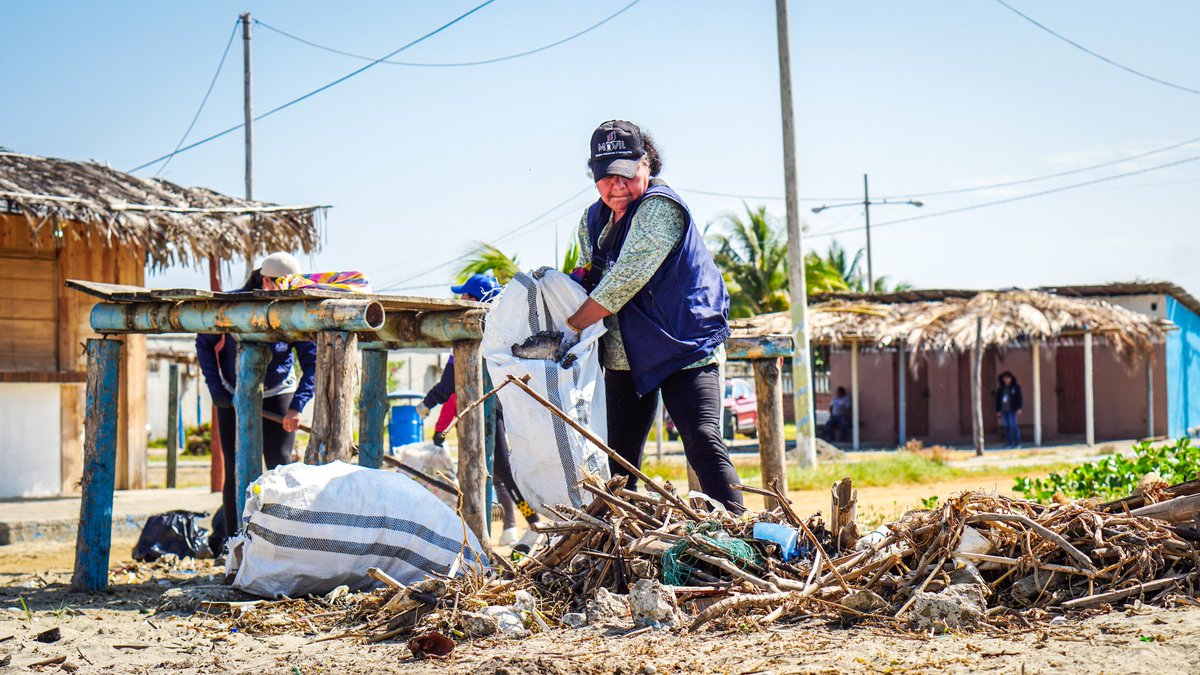 Alcaldía de Playas y empresas públicas limpian calles del cantón