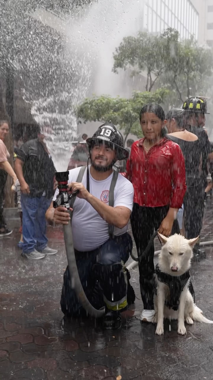 900 bomberos llenaron la 9 de Octubre con agua y tradición