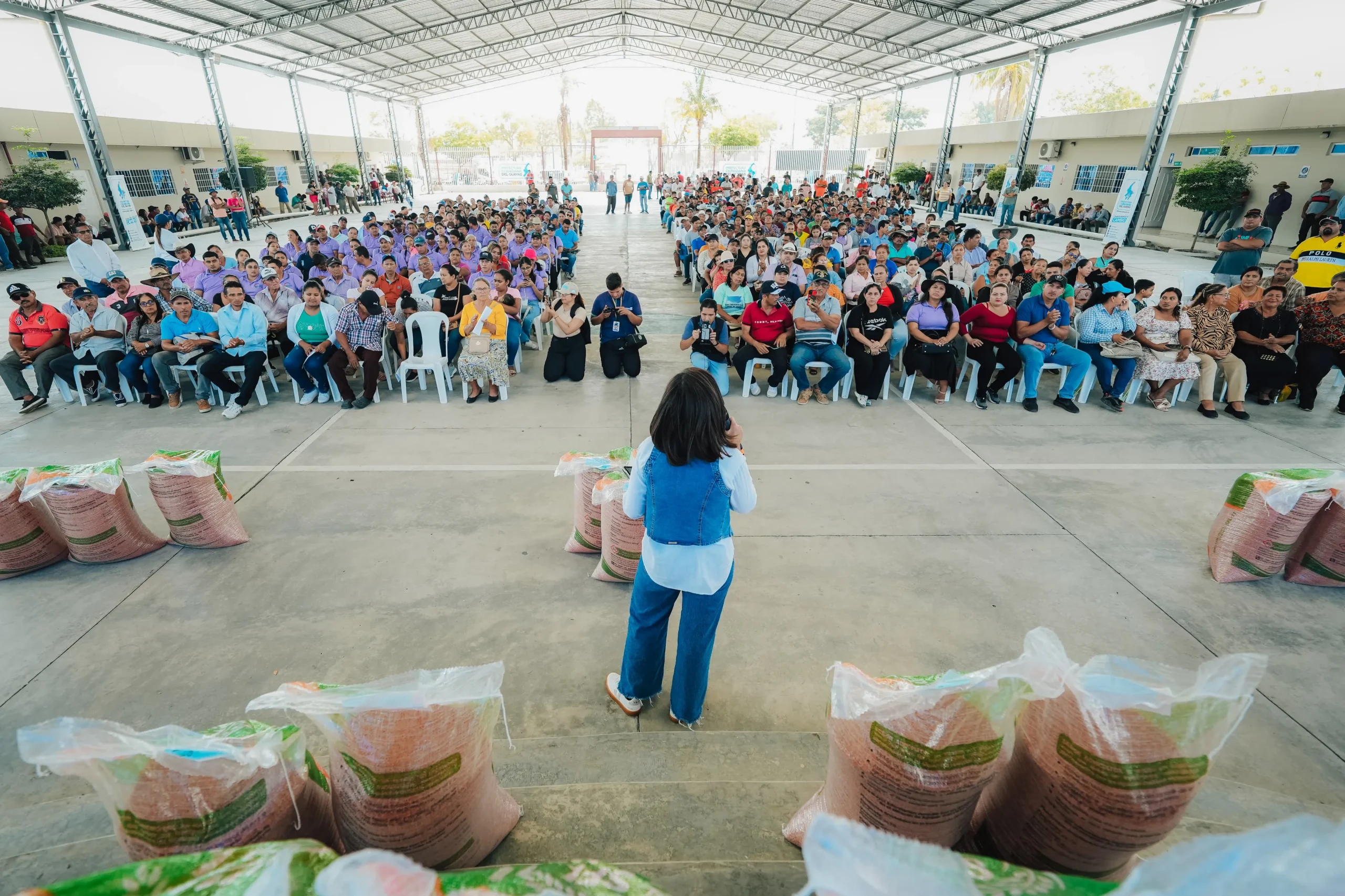 Prefectura entrega 2.187 sacas de semillas a 734 agricultores de arroz en Daule