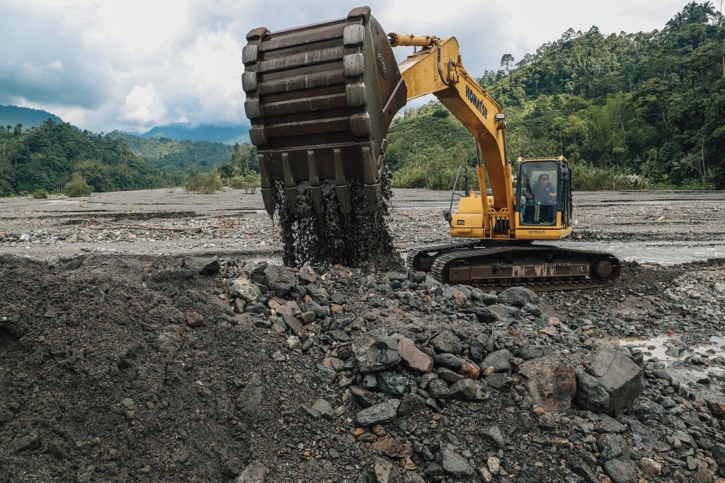 El Triunfo: La Prefectura del Guayas limpia el río Blanco ante El Niño