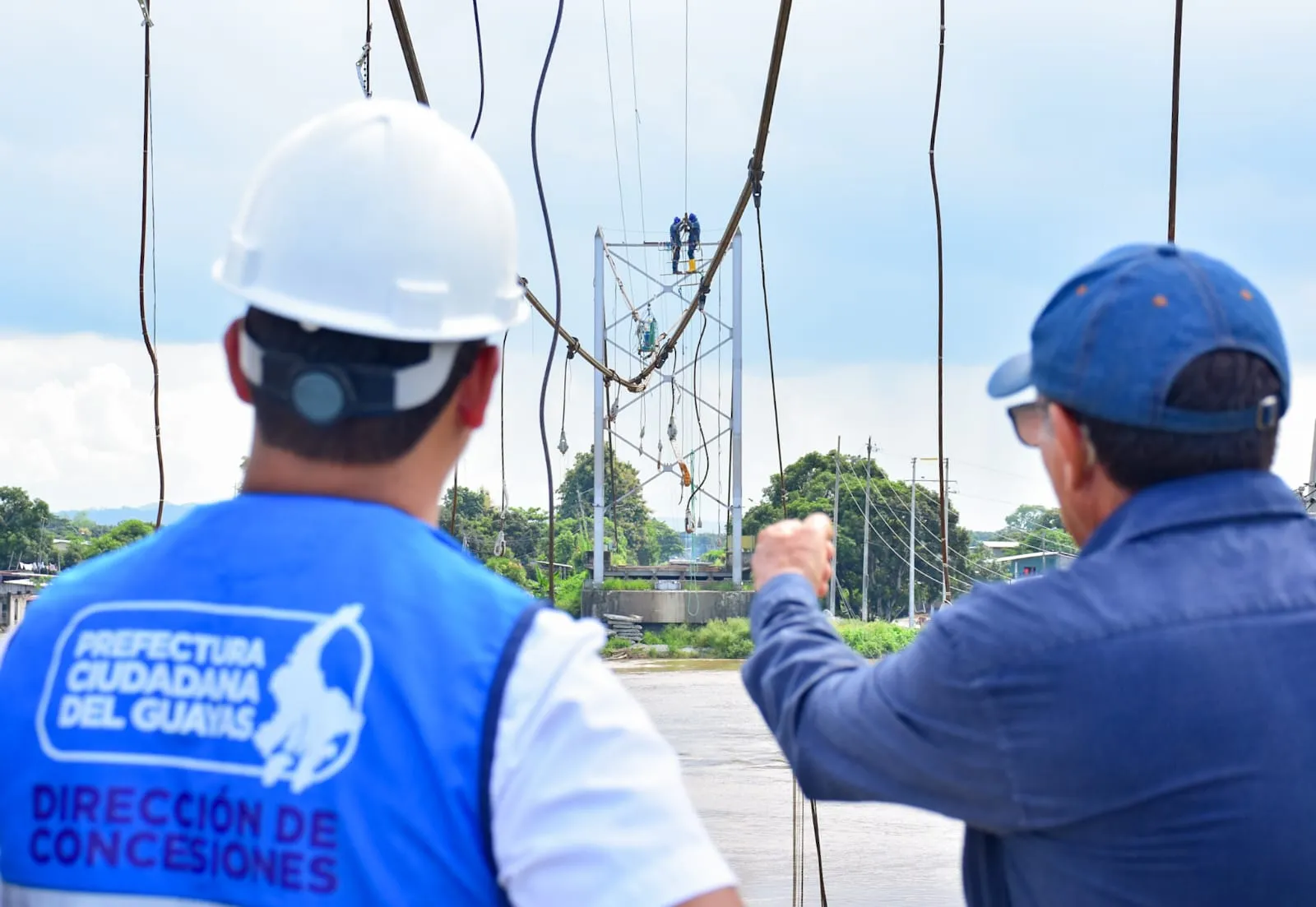 Avanza al 50% el desmontaje del colapsado puente Gonzalo Icaza en Daule