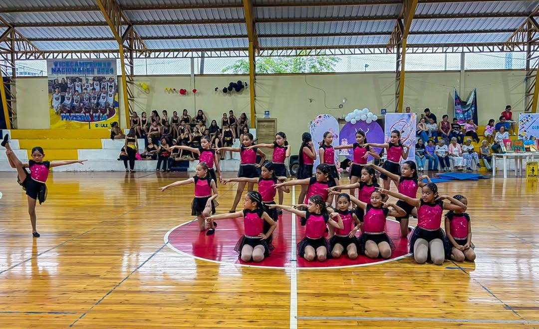 Talento local brilla en el Polideportivo La Aurora con acrobacia y danza
