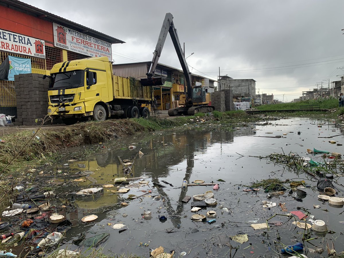 Dirección de Obras Públicas limpia canal en El Recreo para evitar inundaciones