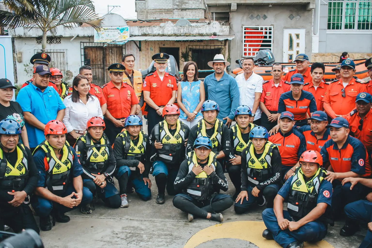 Prefectura entrega siete botes a bomberos e inaugura acceso a Taura en Naranjal