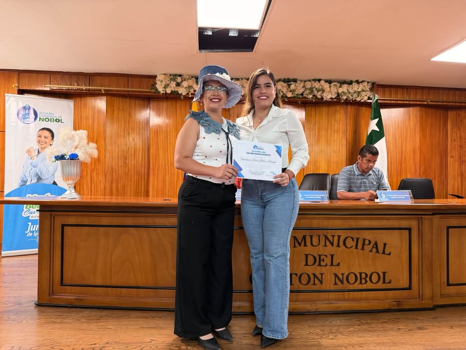 Nobol cierra curso de costura con jean para 60 emprendedoras