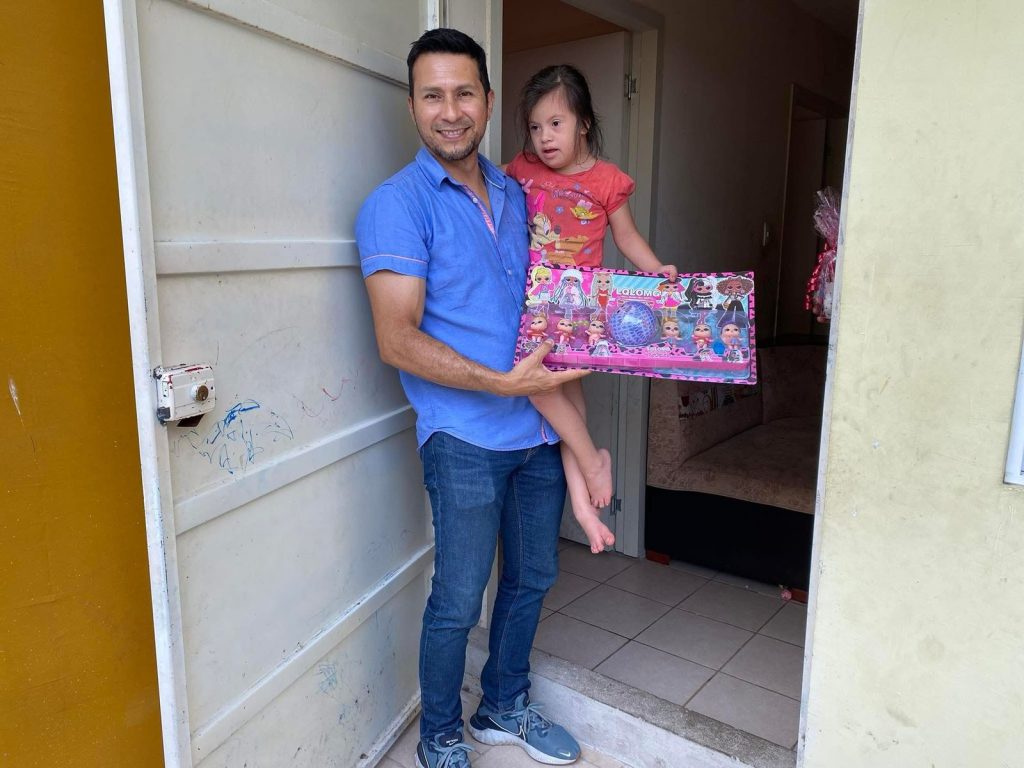 Alcaldía de Naranjito entrega juguetes a niños con Síndrome de Down en Plan Habitacional