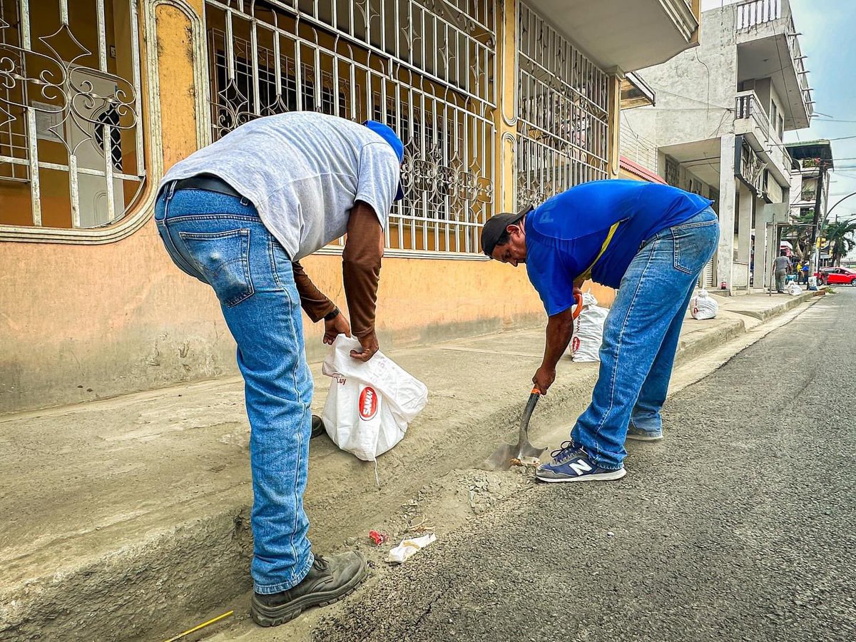 Municipio de Milagro concluye limpieza de cunetas y aceras en calle Vargas Torres