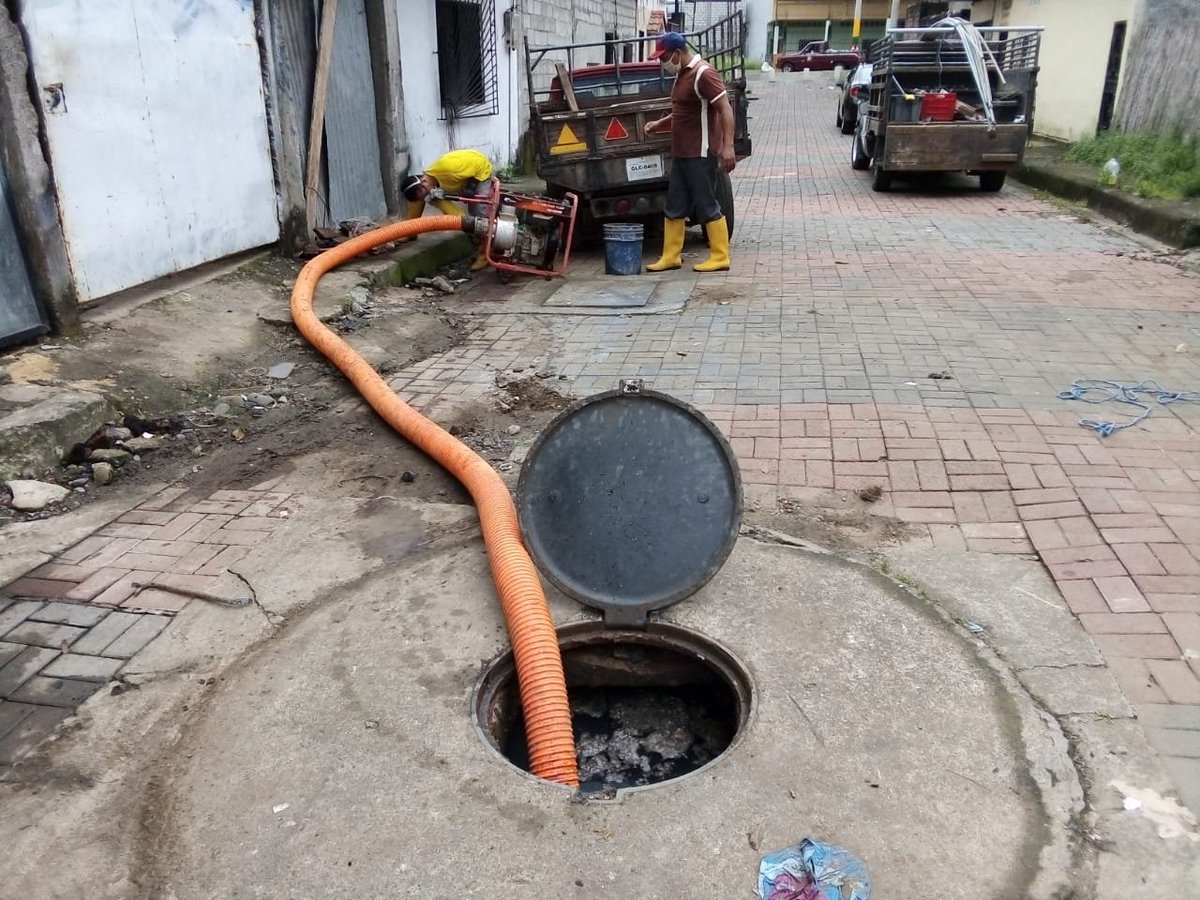 Municipio limpia alcantarilla colapsada en Callejón Sin Nombre