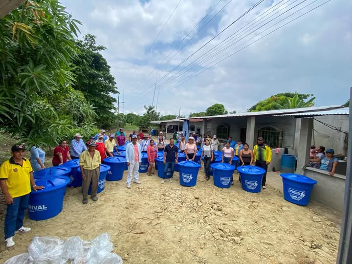 La Victoria y Prefectura del Guayas entregan 50 kits para captar agua segura ante lluvias