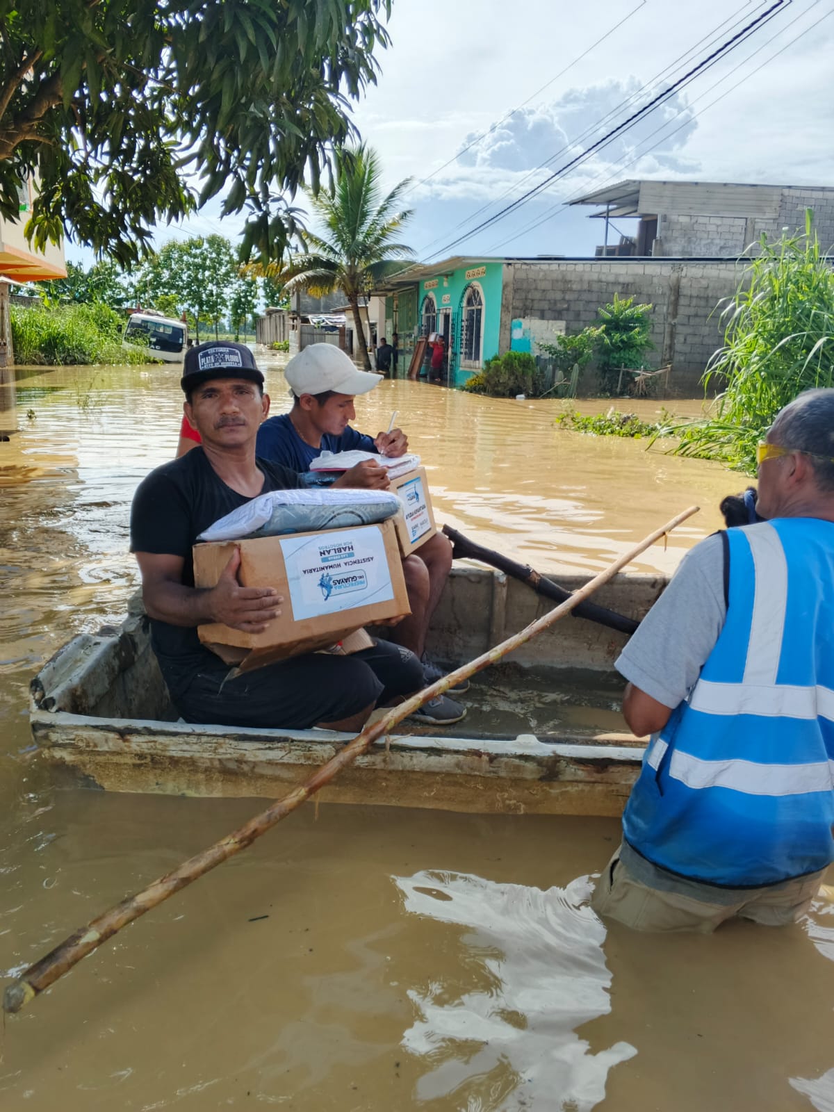 Prefectura del Guayas limpia canales y vías en Daule tras lluvias del 10 de marzo