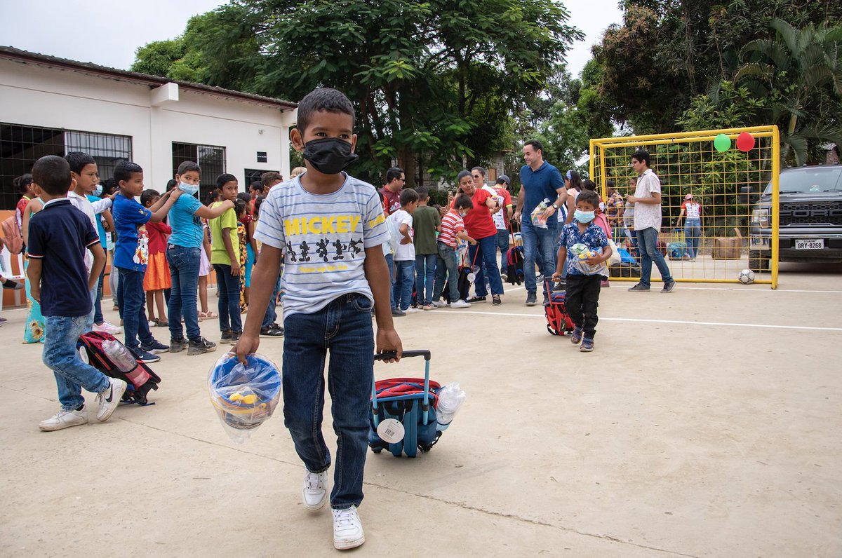 Escuela en La Delicia recibe obra y útiles para sus 50 estudiantes