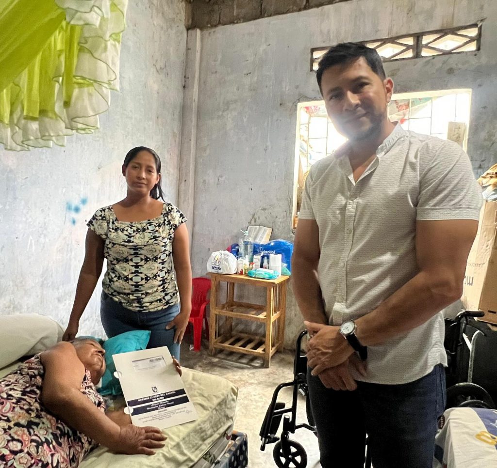 Naranjito entrega silla de ruedas y escrituras a familia Chuquisala