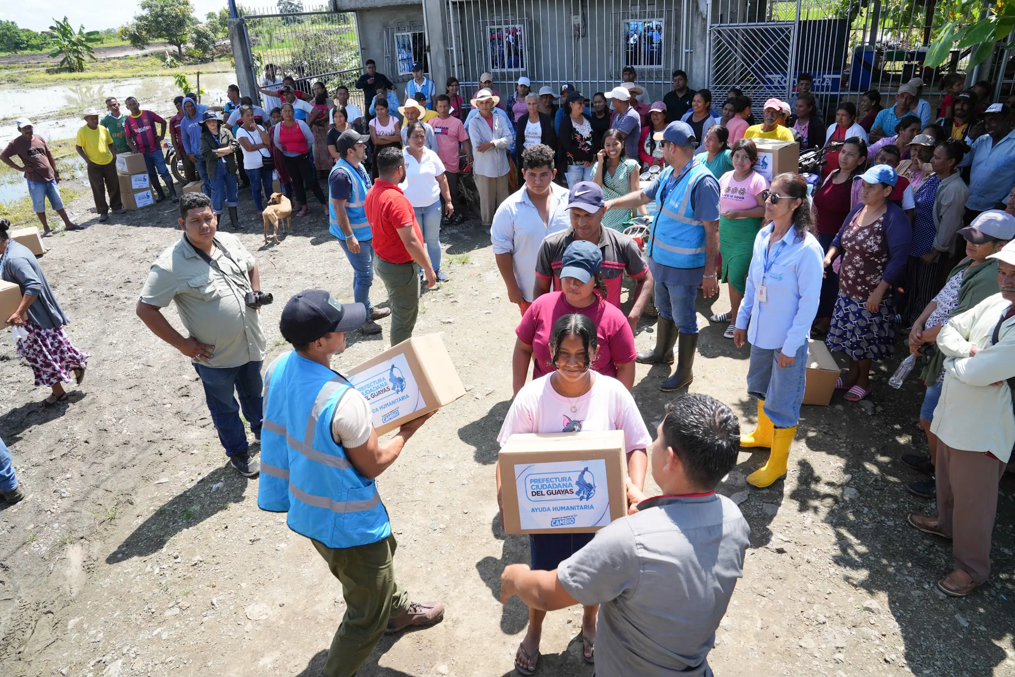 Prefectura del Guayas entregó kits y medicinas en recintos de Daule y Santa Lucía
