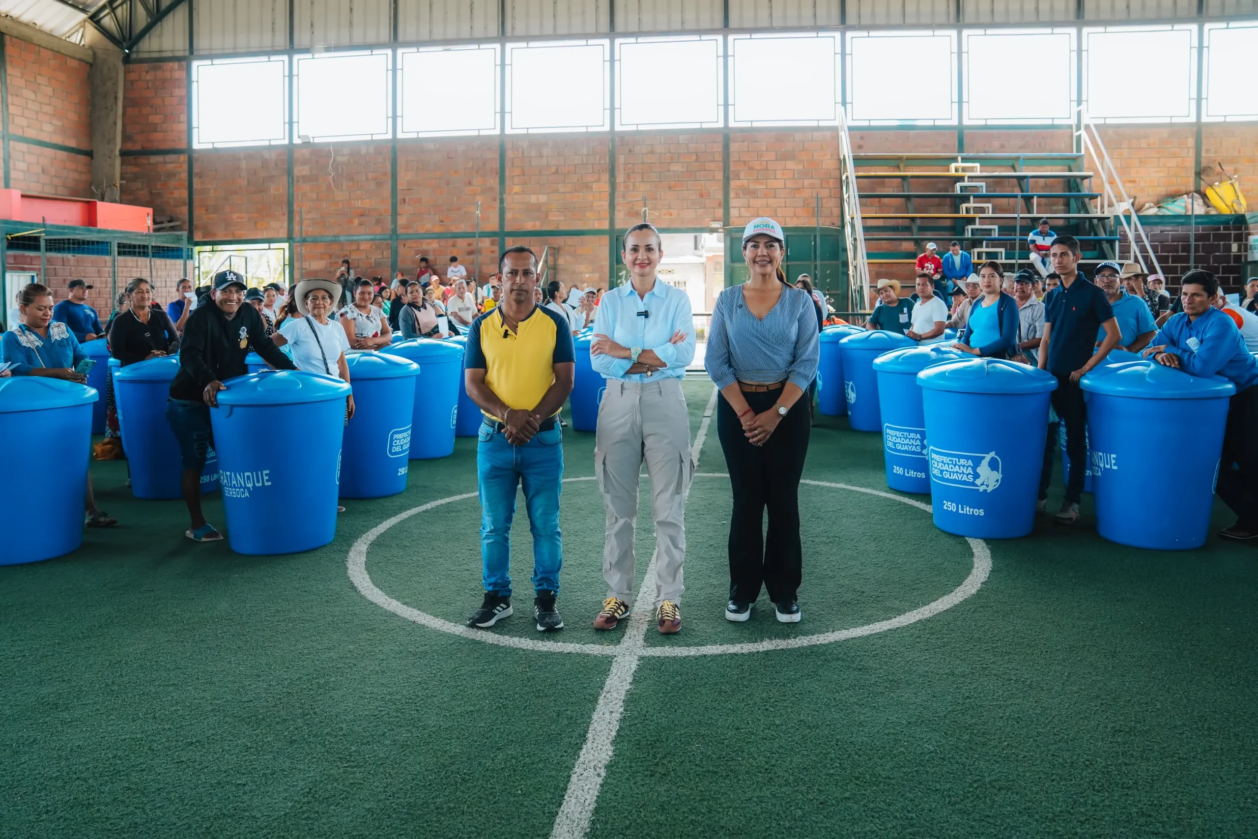 Prefectura del Guayas entrega 100 kits de agua segura en Salitre para combatir turbiedad