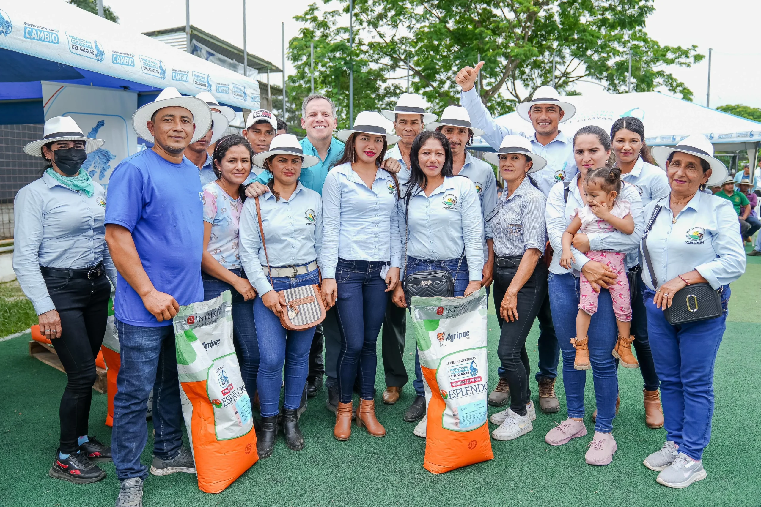 Prefectura entrega 552 sacas de maíz a productores de Colimes