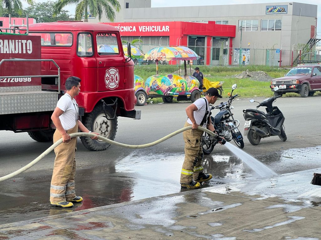 Comerciantes y bomberos limpian el Mercado Municipal de Naranjito