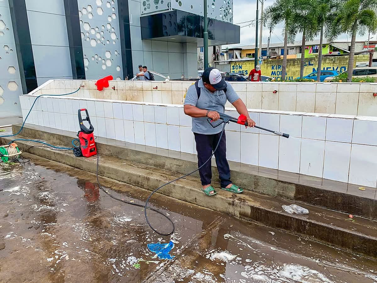 Alcaldía de Daule realiza limpieza en los alrededores del Mall Municipal de La Aurora