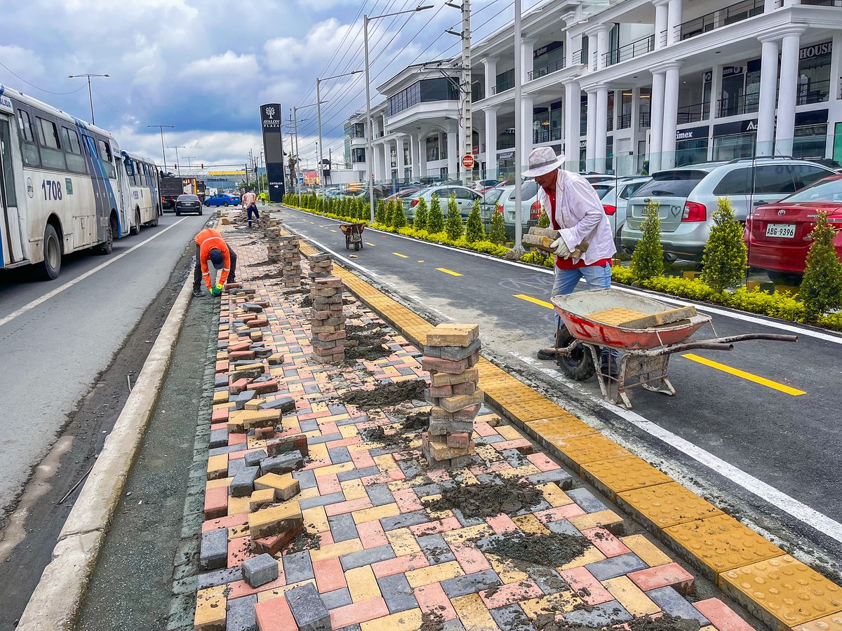 Avanza regeneración vial en Av. León Febres Cordero, cerca a Avalon Plaza