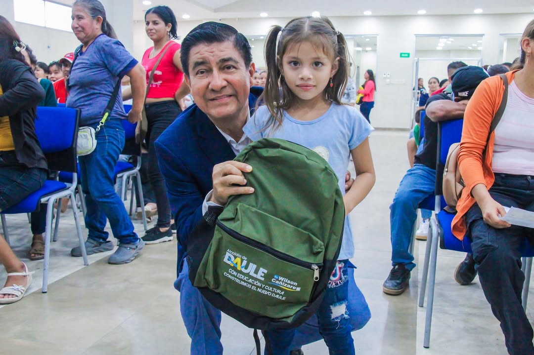 GAD Daule entrega 460 kits escolares a estudiantes de Magro y otras comunidades
