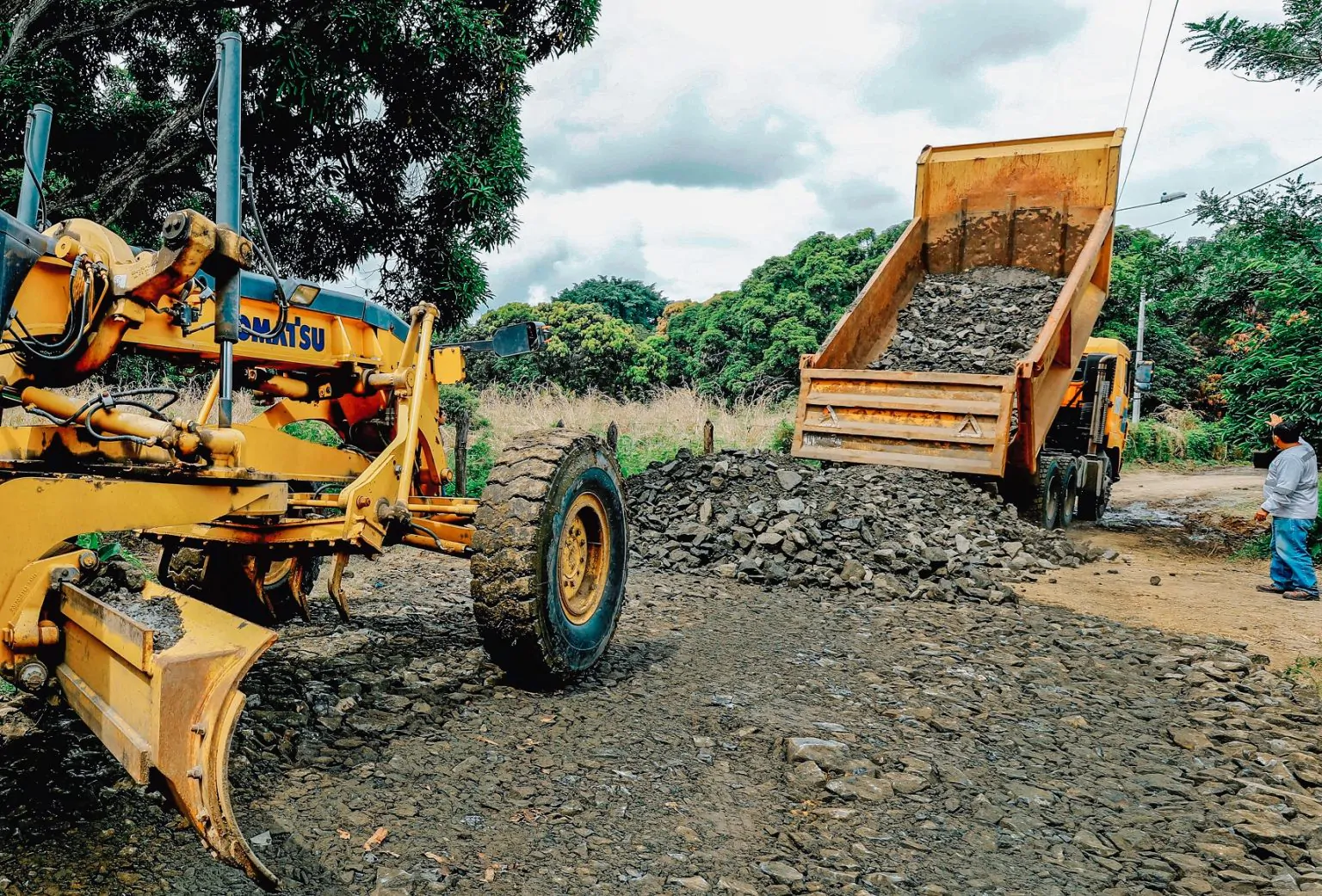 Prefectura del Guayas rehabilita vía en Matecito para conectar recintos rurales de Limonal