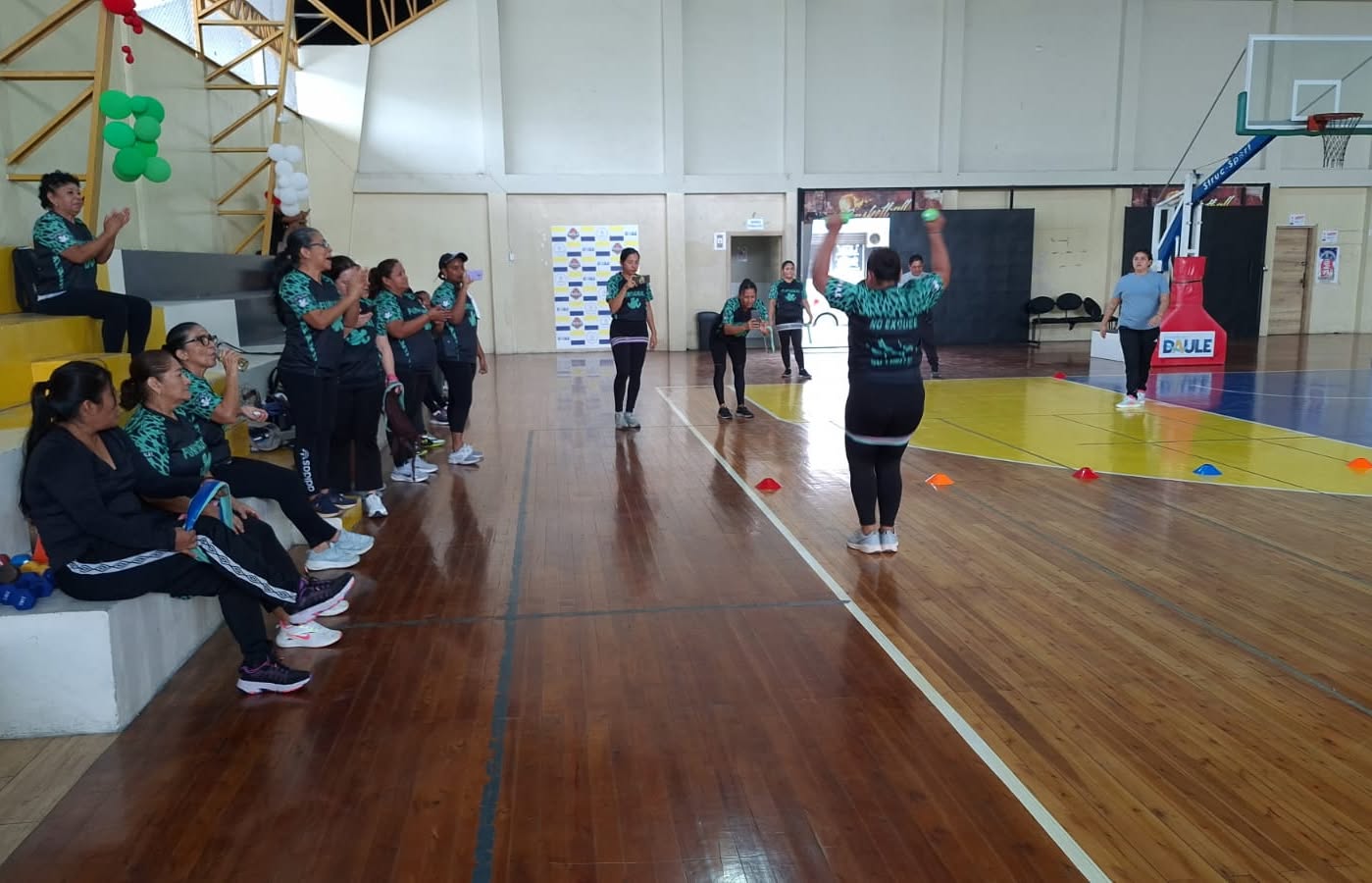 Mujeres superan sus límites en 'Reto Sin Límites' en el Polideportivo de La Aurora