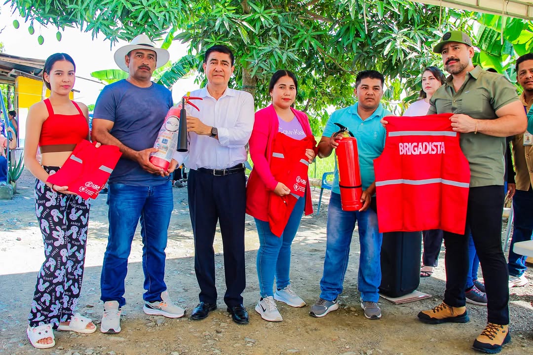 Brigadas de Daule reciben equipamiento para emergencias ante El Niño