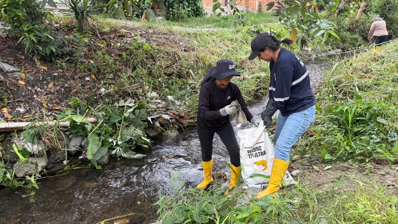 Alcaldía de Naranjal realiza desazolve en río de Las Cruces para prevenir inundaciones