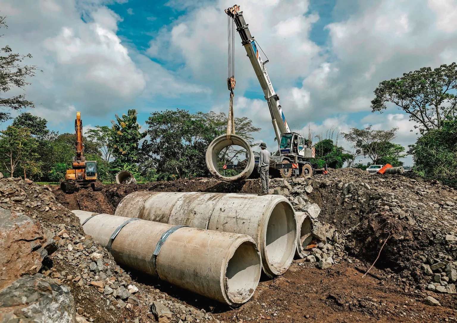 Obras en Isidro Ayora mitigan el impacto del invierno y reactivan la economía local