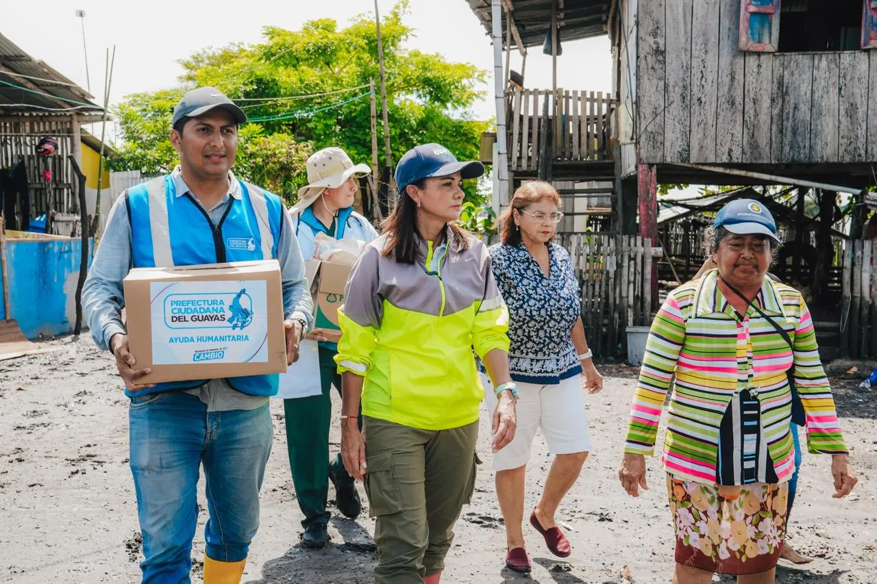 Prefectura del Guayas lleva ayuda humanitaria a Laurel en canoa por las inundaciones