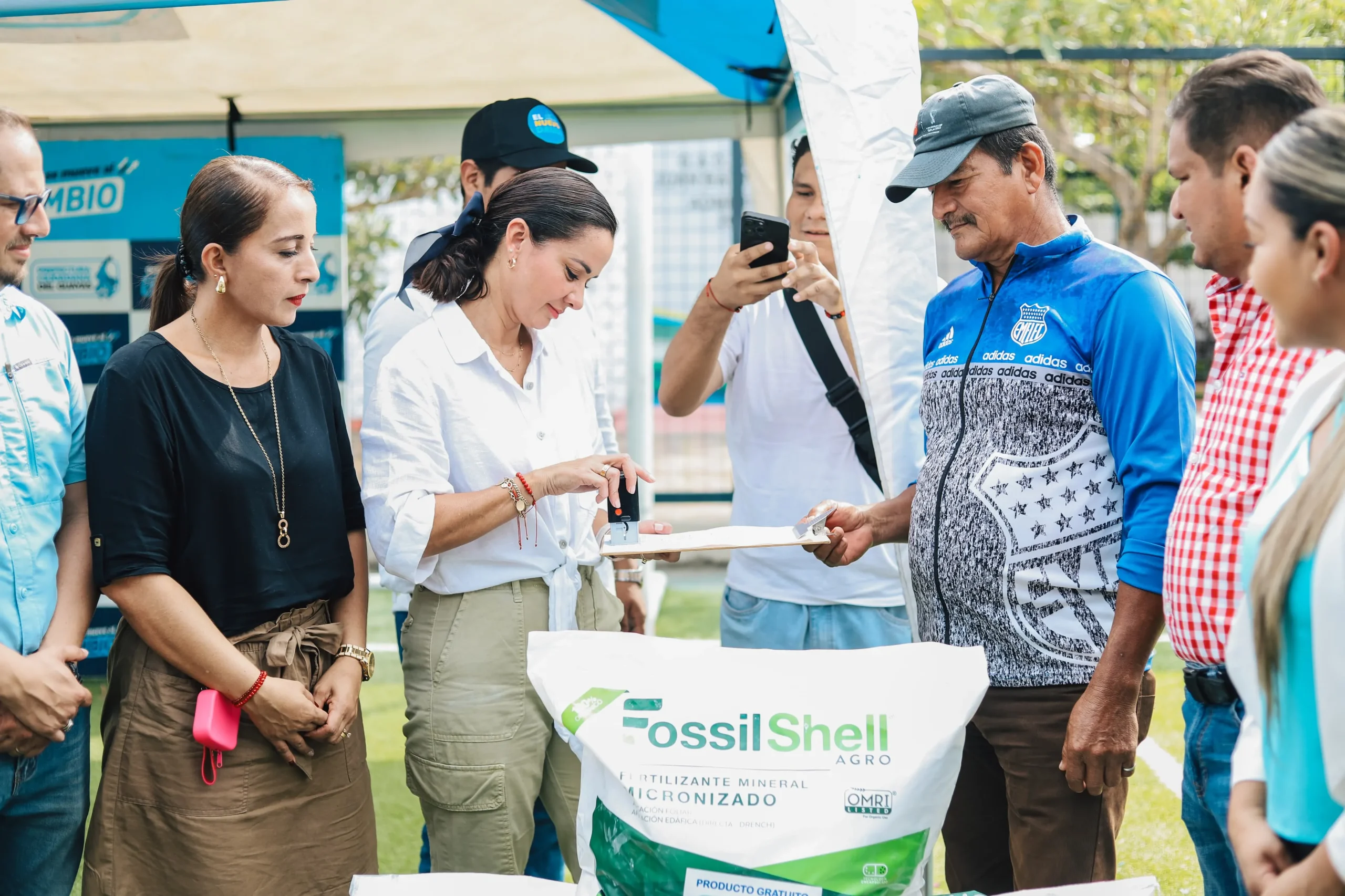 Prefectura del Guayas entrega 740 kits de fertilizante a arroceros en Daule