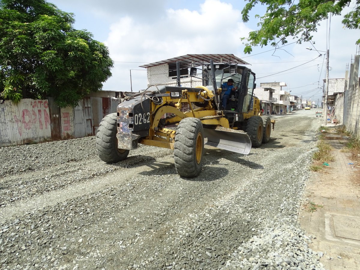 Inician obras de asfaltado en calles Daule de Lomas de Sargentillo