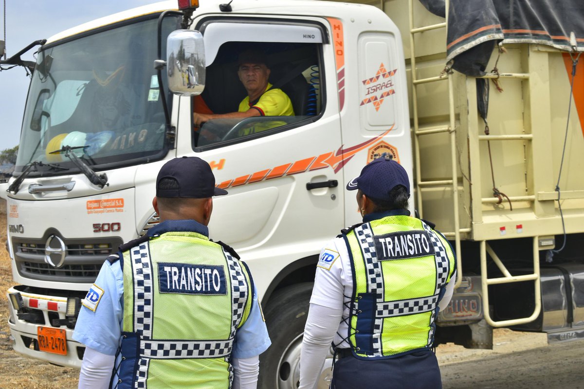 Agentes de tránsito controlan el flujo vehicular en Feria Ganadera de Durán