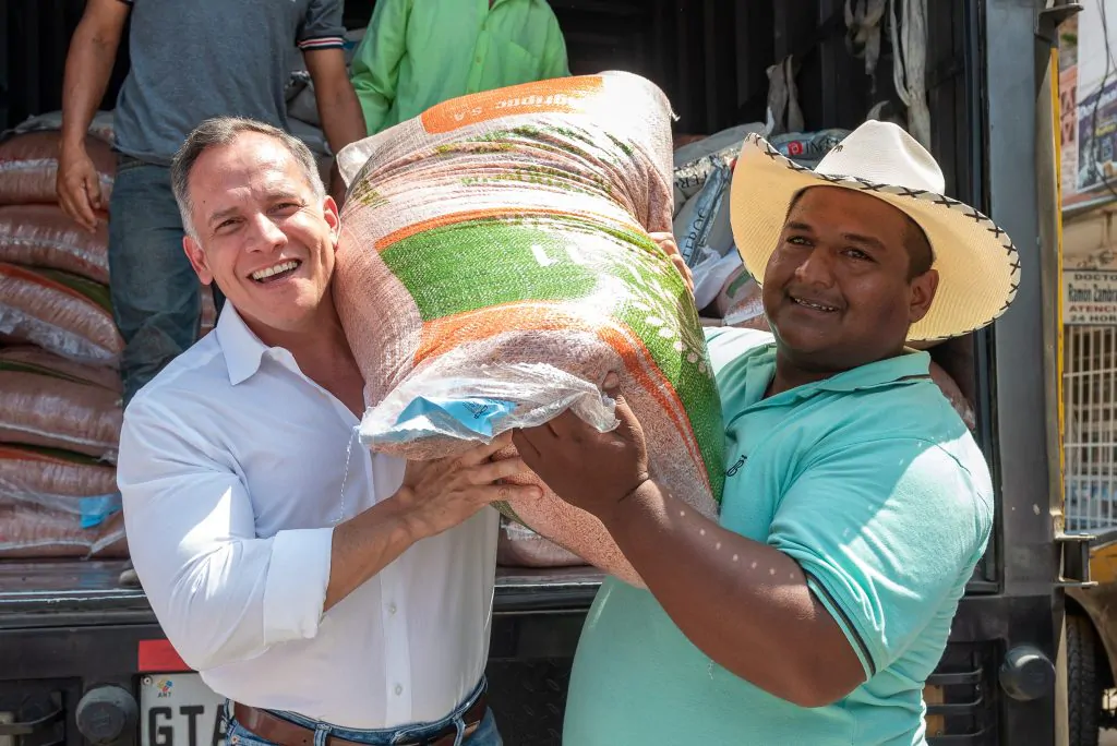 Agricultores de Santa Lucía reciben semillas certificadas para mejorar el rendimiento