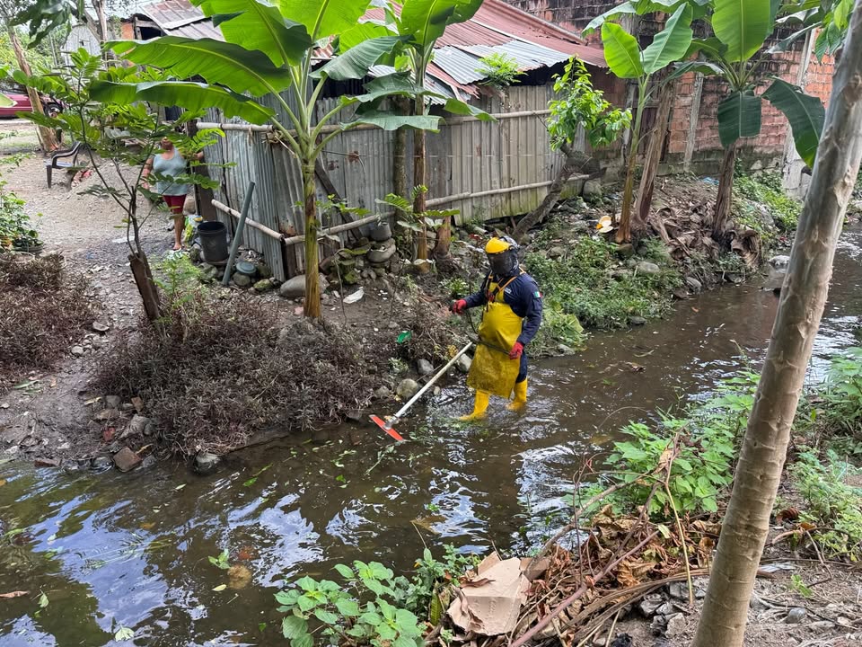 Alcaldía de Naranjal limpia esteros y canales en Virgen del Cisne ante lluvias intensas
