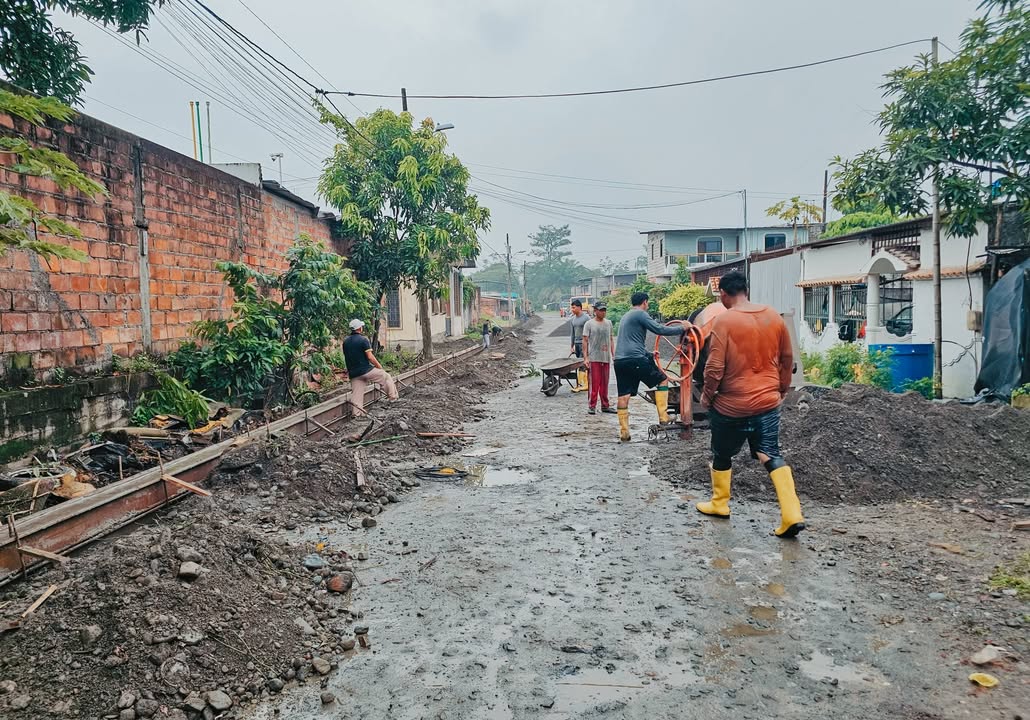El Triunfo: En Yolanda Vallejo cierran alcantarillado y arrancan aceras