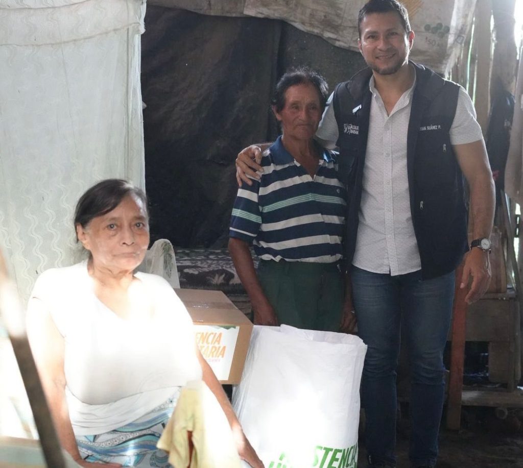 Alcaldía de Naranjito entrega kits y zinc a familias afectadas por el invierno