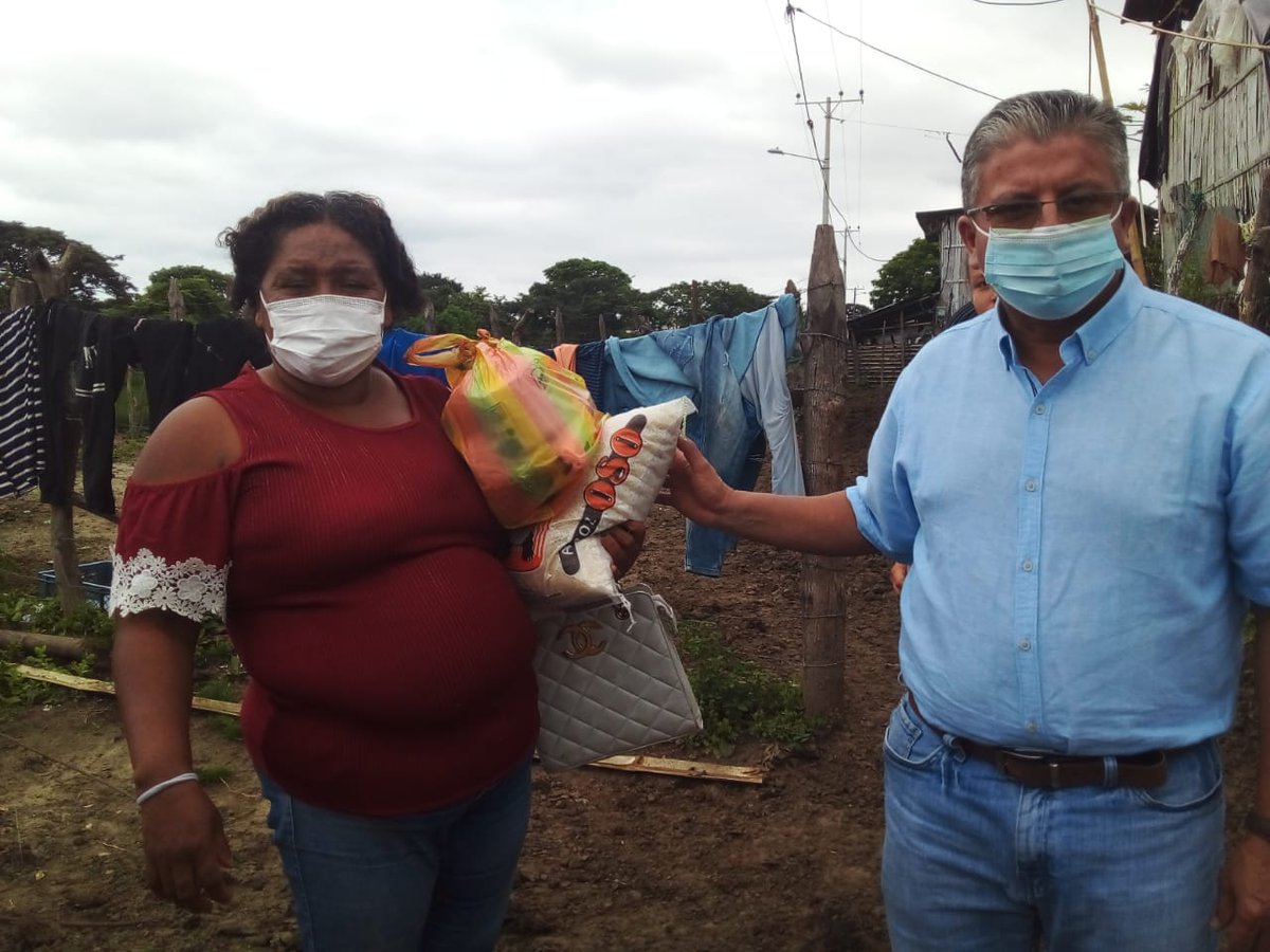 Entrega de víveres a 12 familias en Lomas de Urdesa, Lomas de Sargentillo