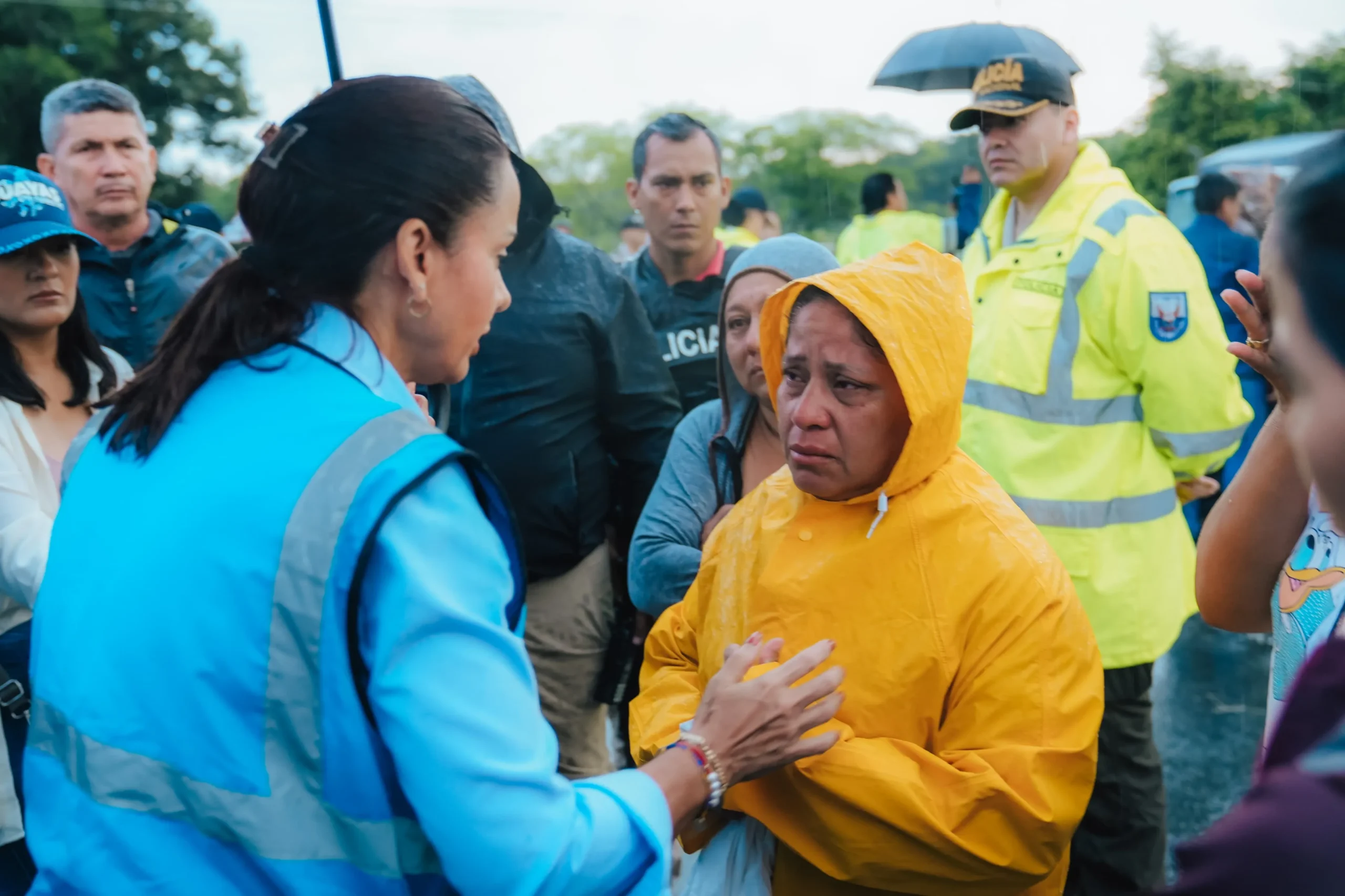 Prefectura del Guayas coordina rescate y agua potable tras colapso del puente Gonzalo Icaza en Daule