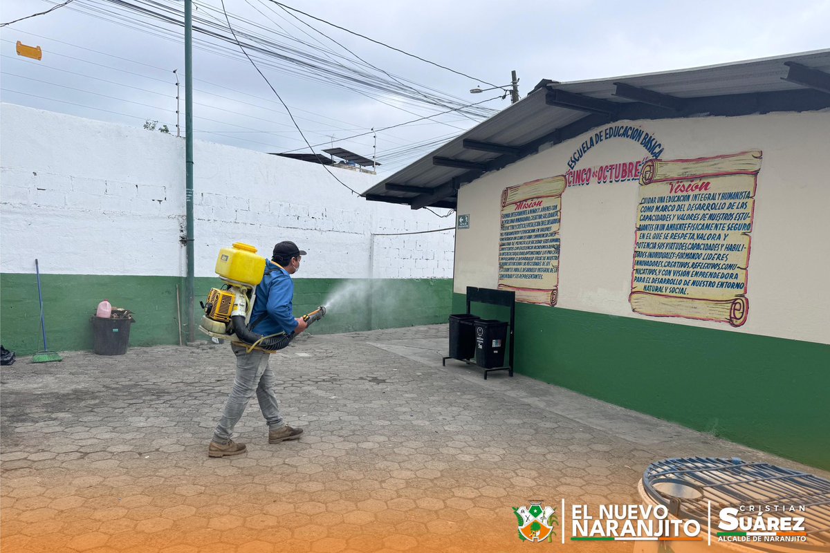 Fumigan contra vectores en Unidad Educativa 5 de Octubre de Naranjito