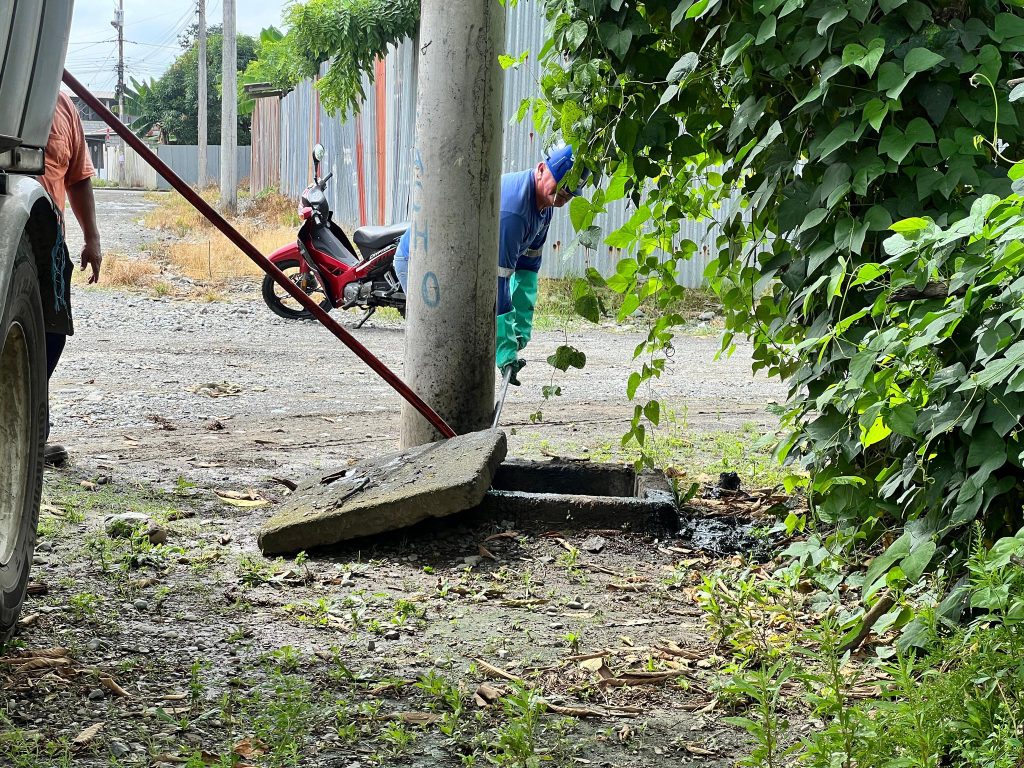 Alcantarillado de Naranjito mejora tras limpieza en García Moreno