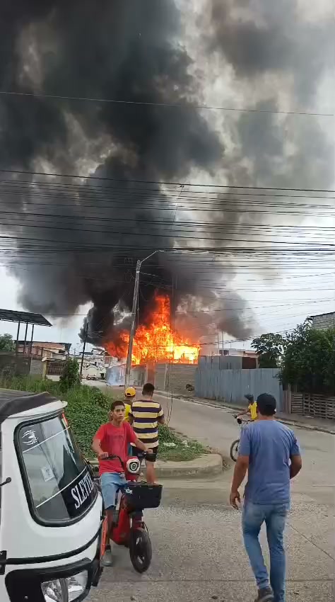 Incendio devastador deja sin hogar a familia Reyes en Daule tras cortocircuito